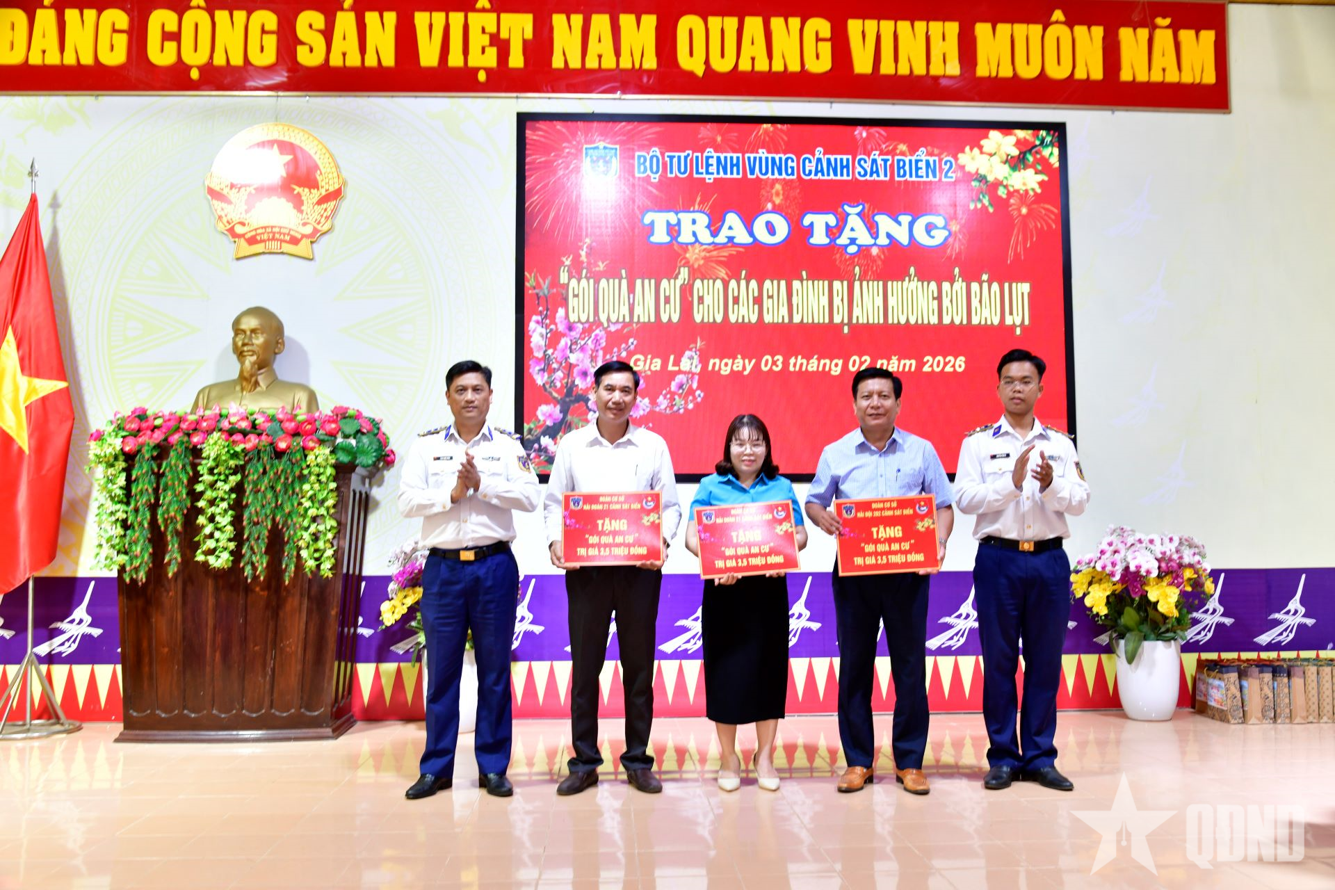 Nhiều phần quà thiết thực tặng người dân trong chương trình “Đông ấm - Xuân yêu thương”